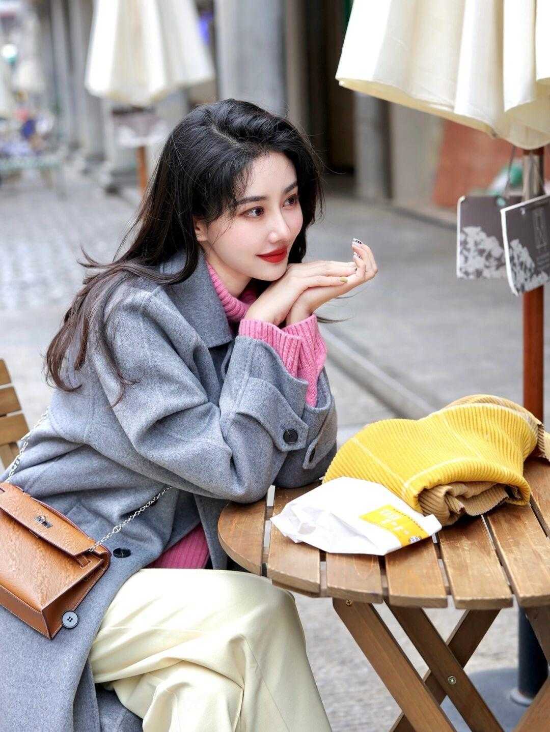 紧身|寒冬的毛衣+大衣,也是受欢迎的CP,保暖又温柔,谁穿谁好看?