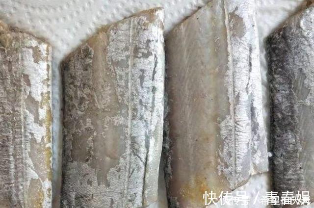 做带鱼时,直接清洗可不对,多加一勺它泡一下,洗得干净没腥味