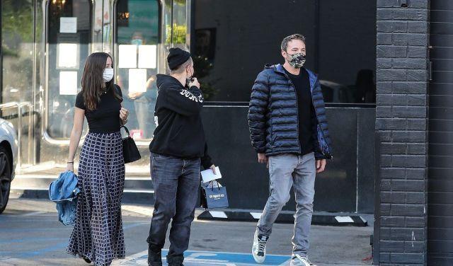  尽显|安娜德阿玛斯穿黑T恤搭格纹群尽显浪漫洒脱气质, 身段超迷人