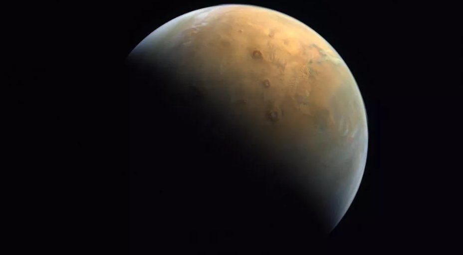 阿联酋“希望”探测器送出的第一张火星照片