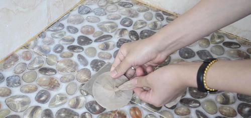 下水道|卫生间里放2根筷子,这个用途太聪明了,一年省下不少钱,学学吧