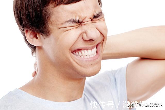 低头族|沈阳1棵大树上“吊满”许多大爷，知情人说这有名堂，看是啥