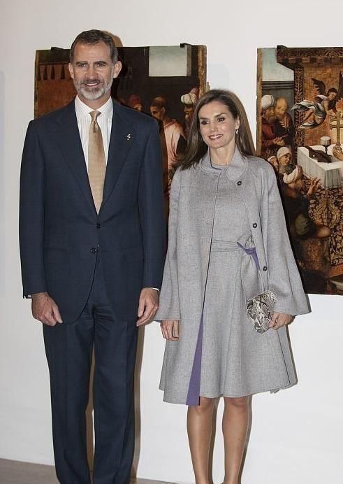 穿搭|西班牙王后又穿“高级灰”,搭配蛇皮鞋和包,比时尚女魔头更洋气