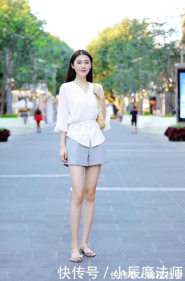 气质|路人街拍，裙子上加了一层蕾丝面料，搭配起来十分的时髦