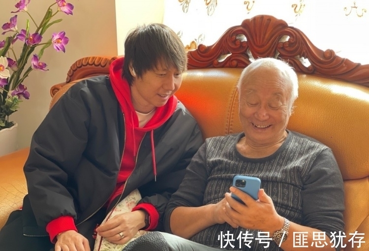 合影|博主晒李铁与恩师合影：每年大年初二，李铁都会拜访恩师张引