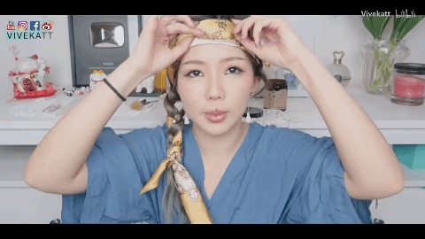 丝巾 别再披头散发了！这3个发型小技巧显嫩又高级