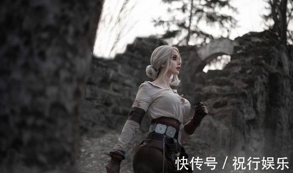 s德妹COS《巫师》时空之女希里:肤白貌美的女术士