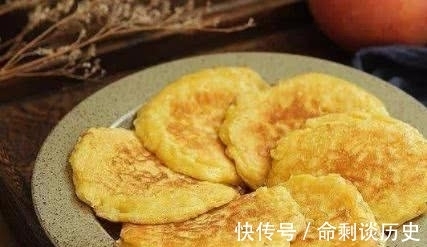 苹果丁|两个苹果加三个鸡蛋,做出好吃营养的苹果饼,口感比苹果派还香!