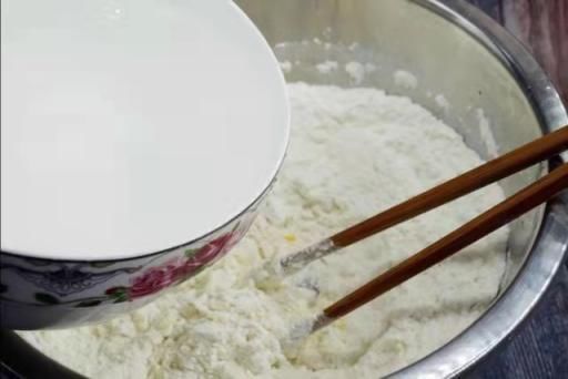 油炸食品|1个蛋，半斤面，教你在家做放心油条，不用泡打粉，简单还好吃