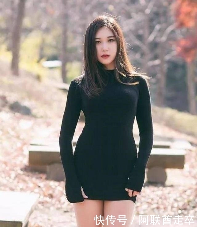 街拍:时尚可爱的紧身包臀裙小姐姐,穿出S型曲线,特别吸引人!