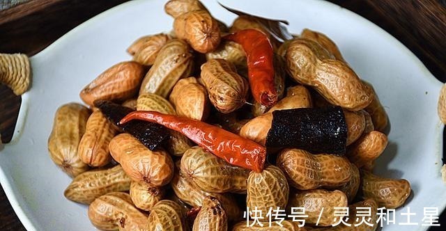 做水煮花生,只加盐是大错特错!多加这“4样”,花生更香更入味!