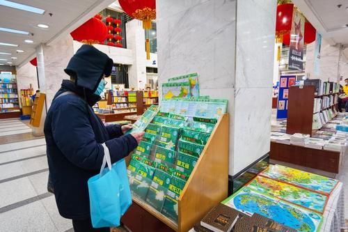 中年|这个春节假期，有些青年在上海书城席地而坐，在书香中度过……