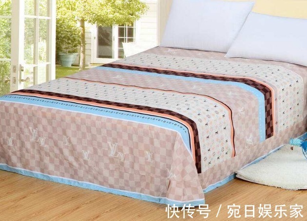 床单地板全是头发难清理只需两根橡皮筋，头发再多轻松打扫干净