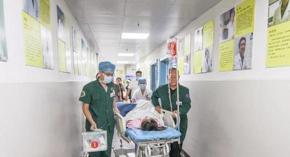 见红|没到医院开了宫口,差点把娃生在路上,这个错误二胎孕妈常犯