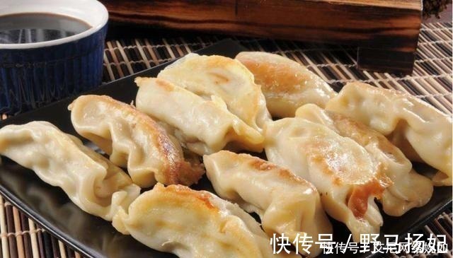 包饺子别用手捏了,教你正确做法,快速不脏手五分钟一屉