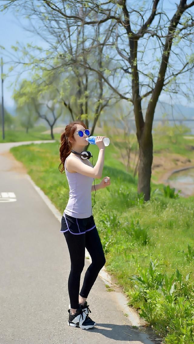 适合户外运动的穿搭，实用而又充满时尚，瞬间拥有女神的范