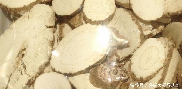 常用黄芪泡水喝好处多,但这2种人喝了,可能是在“自找麻烦”