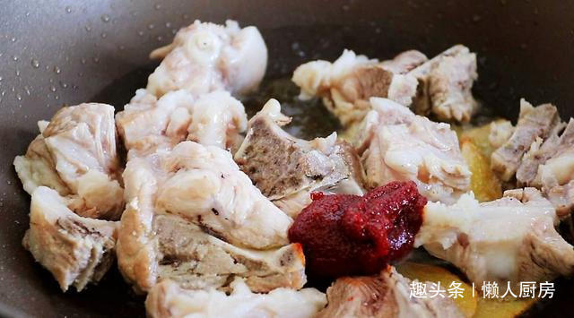 想吃肉了，做了一道土豆炖排骨，配上韩式辣酱，太下饭了