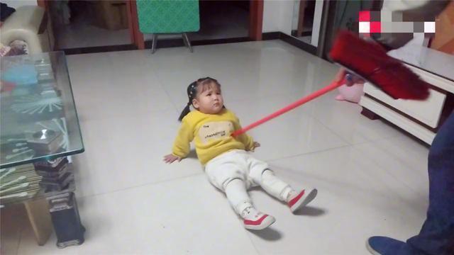 画风|小情人死活不吃饭,爸爸怒拎“扫帚”冲进屋,随后画风让人笑喷