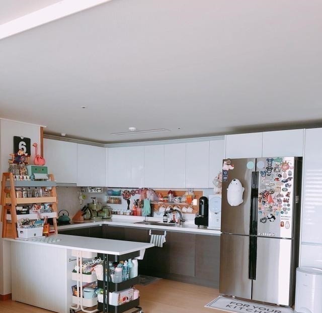 物品|韩国夫妻的家，简单精致，奉行极简主义的她，把家收拾得一尘不染！