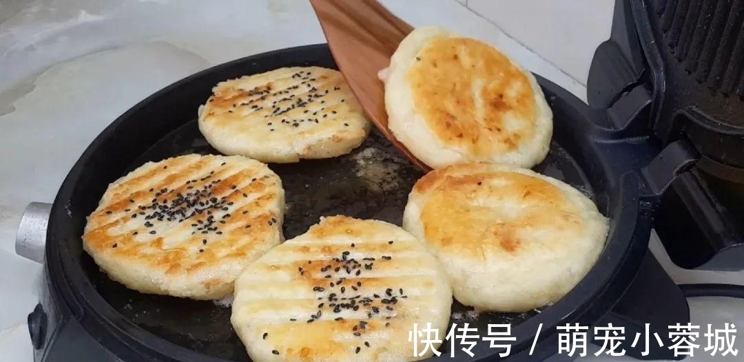 面粉这样做才好吃，加几勺白糖，外皮焦脆又营养，出锅孩子抢着吃