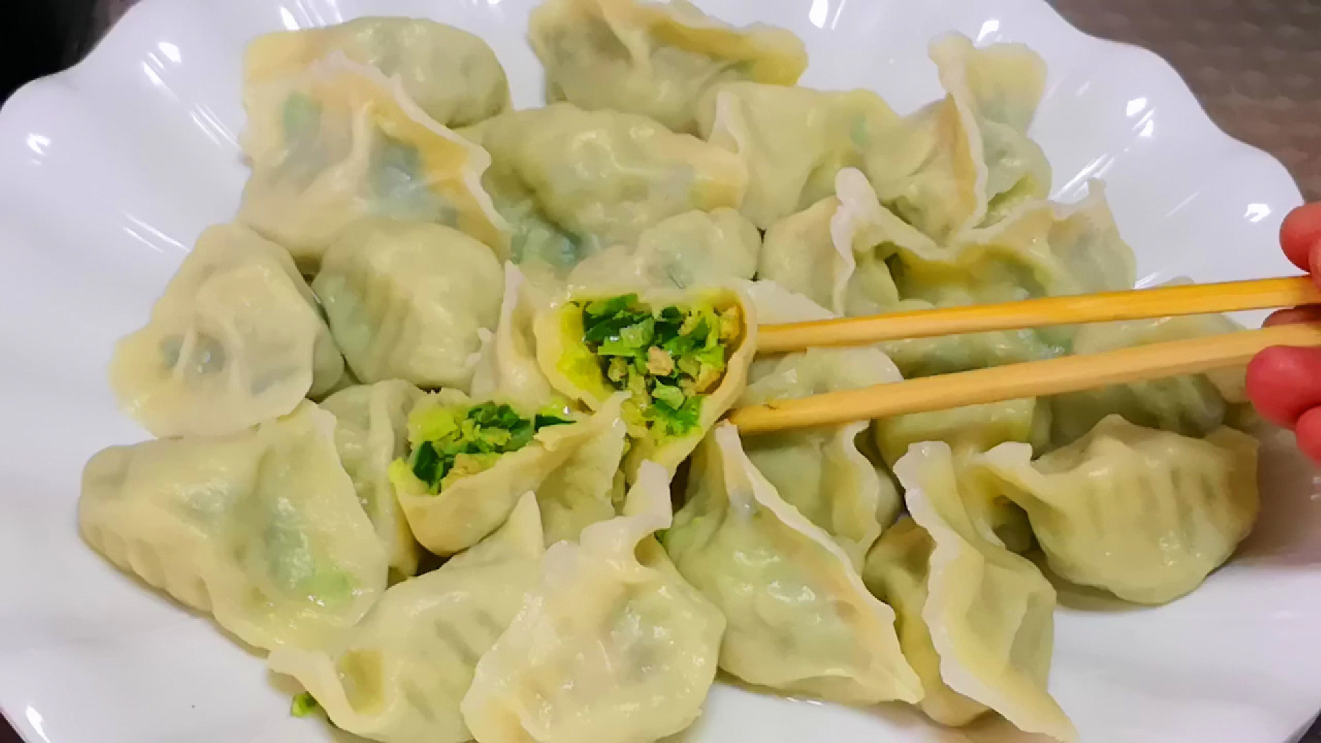 冻饺子怎么煮,用沸水还是开水教你正确做法,又鲜又香不破皮