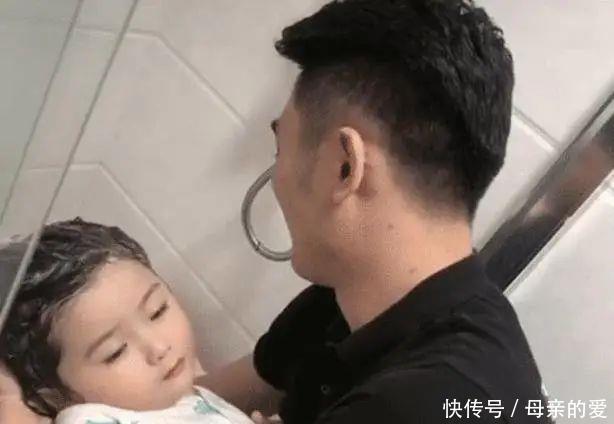 妈妈|妈妈给娃洗头vs爸爸给娃洗头,宝宝表情逗乐网友:人间真实