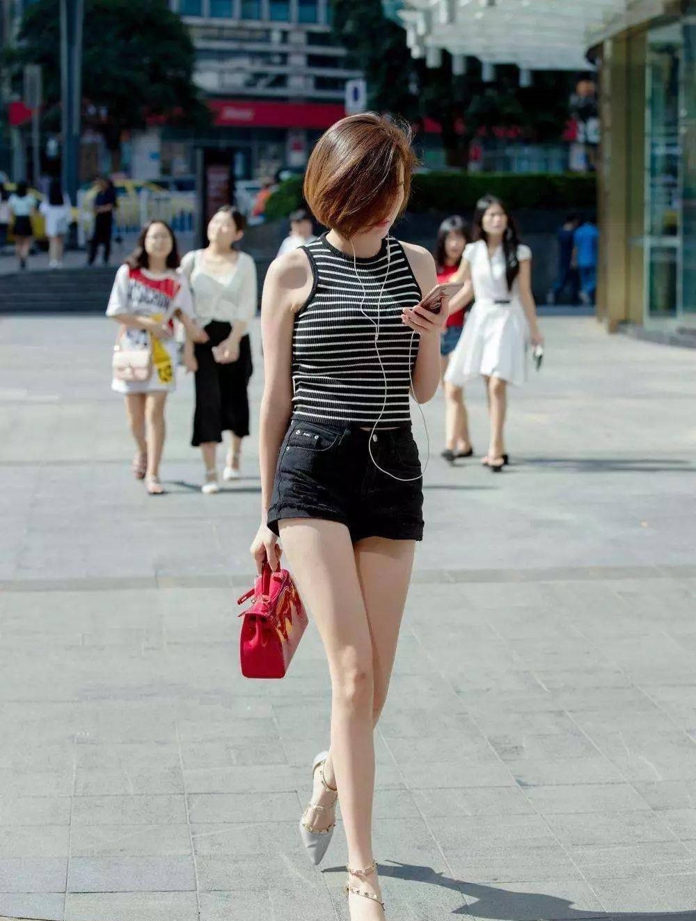 尖头高跟鞋 美女脚上一双粉红色的尖头高跟鞋,让她显得年轻又充满着魅力