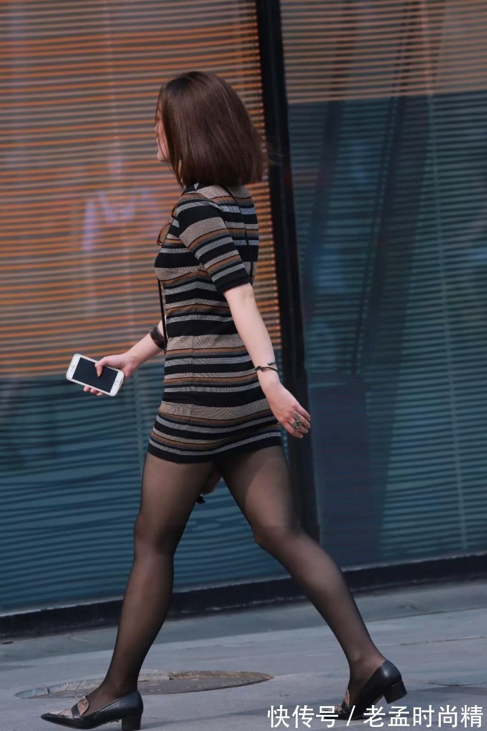 美少妇|街拍美女:紧身条纹包臀裙搭黑丝袜的性感美少妇, 丰腴身姿窈窕婀娜!