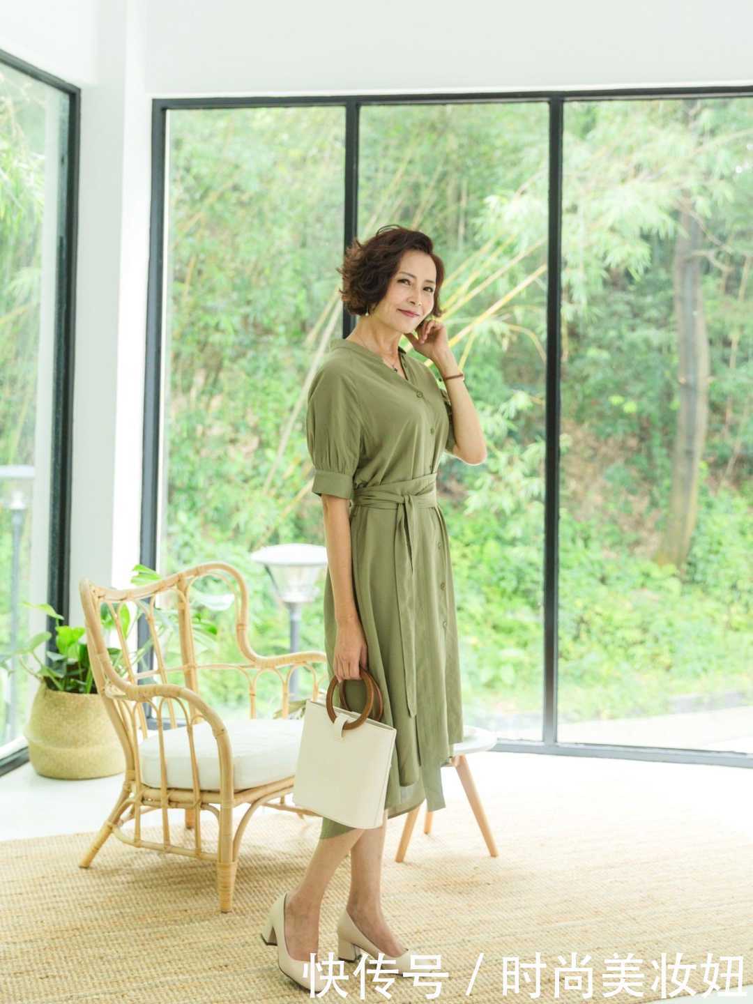 色彩|60岁的女人,别再穿印花裙了,教你优雅搭配技巧,时髦又洋气