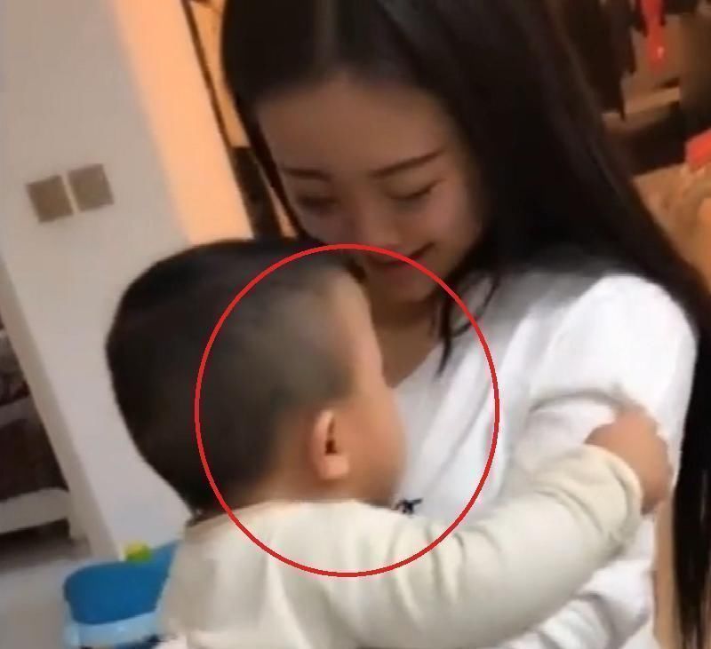 母乳|宝宝断奶半个月,在小姨怀里的表情亮了,妈妈我不要面子的吗