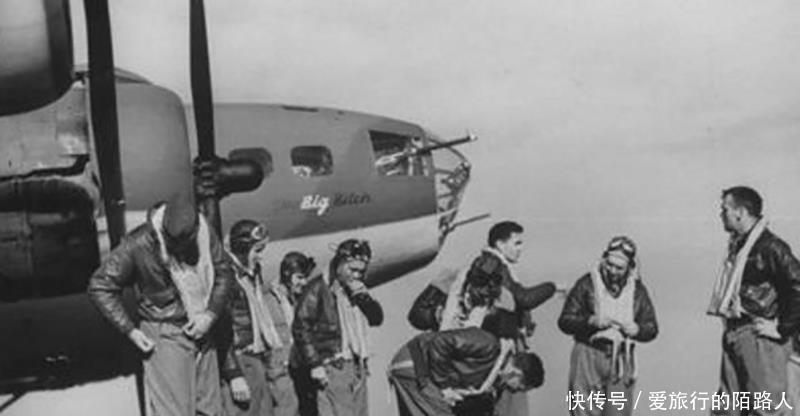 跳伞|飞行员被袭击,跳伞误入敌军老巢,创造一人俘虏上千敌军的传奇!