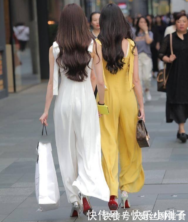 双胞胎 御姐范十足的双胞胎，时尚穿搭吊带连体裤，尽显高挑女神范