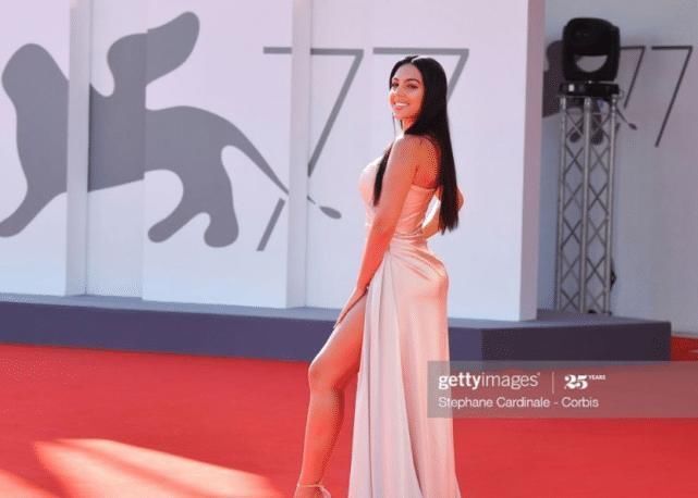 尴尬十厘米高跟鞋都无法拯救乔治娜腿粗,