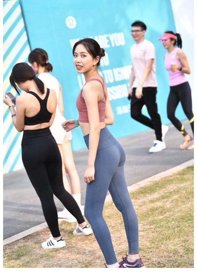 瑜伽裤|美女钟爱“瑜伽服”，娇小可爱显身材