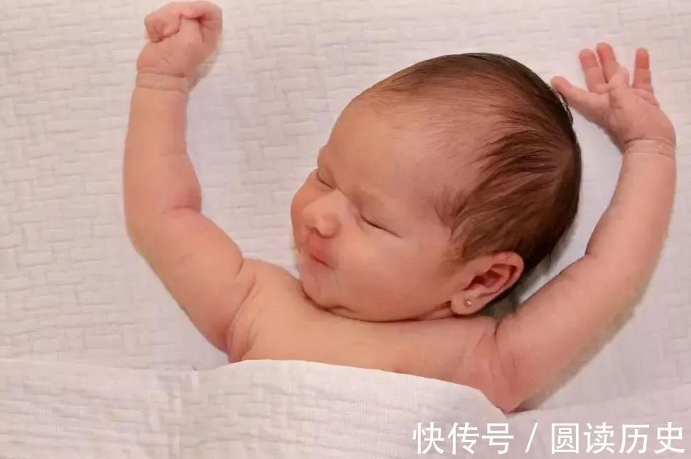 孩子|新生儿为什么偏爱投降式睡姿,需要纠正吗,很多家长做错了