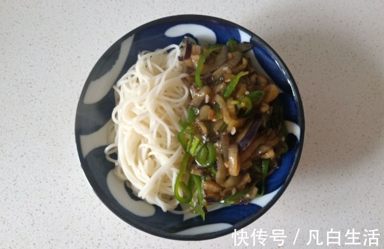 香味|茄子别再炒菜吃了,学会这个茄子打卤面,香味浓郁,连吃2碗