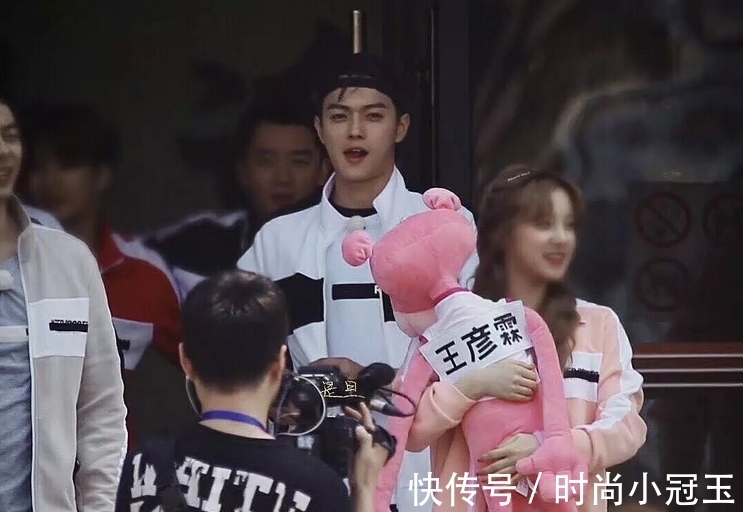 《跑男》錄制生圖曝光,許凱一身白衣很吸睛,楊穎長發(fā)披肩少女風(fēng)