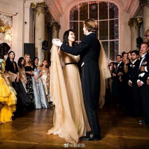 袁九兒|別再吐槽姚安娜了,“倒貼”著炒CP,自黑,為了紅,她真的很卑微