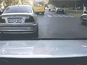 |搞笑GIF:霸气了我的姐 这辈子见过最拉风的走路姿势