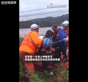 老人|暴雨后消防员涉水救老人，到场发现是自己妈妈