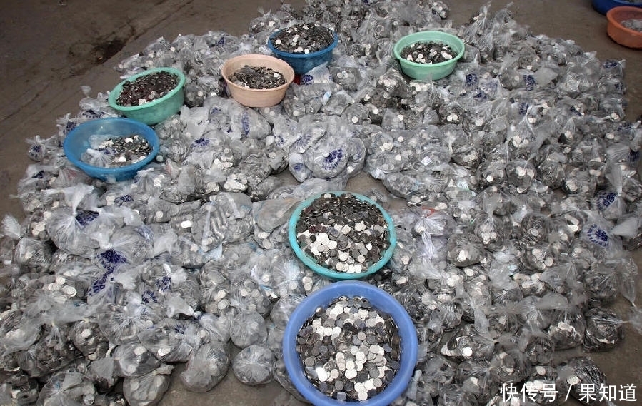 银行|整整30万硬币,银光闪闪的堆了一个院子,愁坏了数钱的大爷