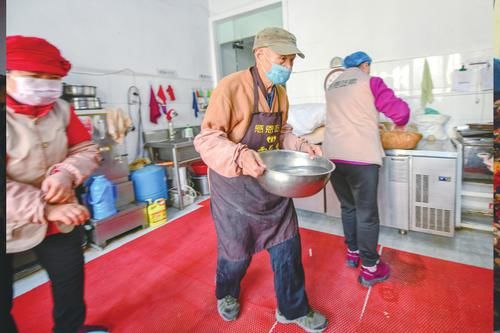  特殊的慈善餐厅：这家餐厅没有收银台 服务员多是“60后”