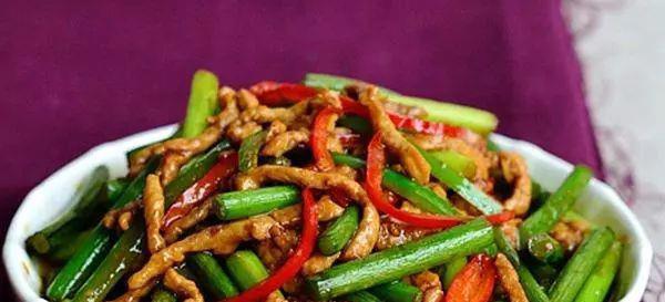 炒肉丝，别再放淀粉腌制了，30年大厨教你三招，肉丝滑嫩入味