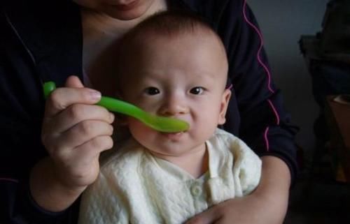 脾胃|给娃喝水会导致积食?妇幼主任:给孩子喝水,3个时间点需躲开