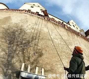 战俘营|英国战俘为了越狱,利用木头、小米、床单造出一架飞机