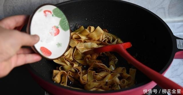 天越冷，这个菜在我家越受欢迎，辣味的豆皮炖起来