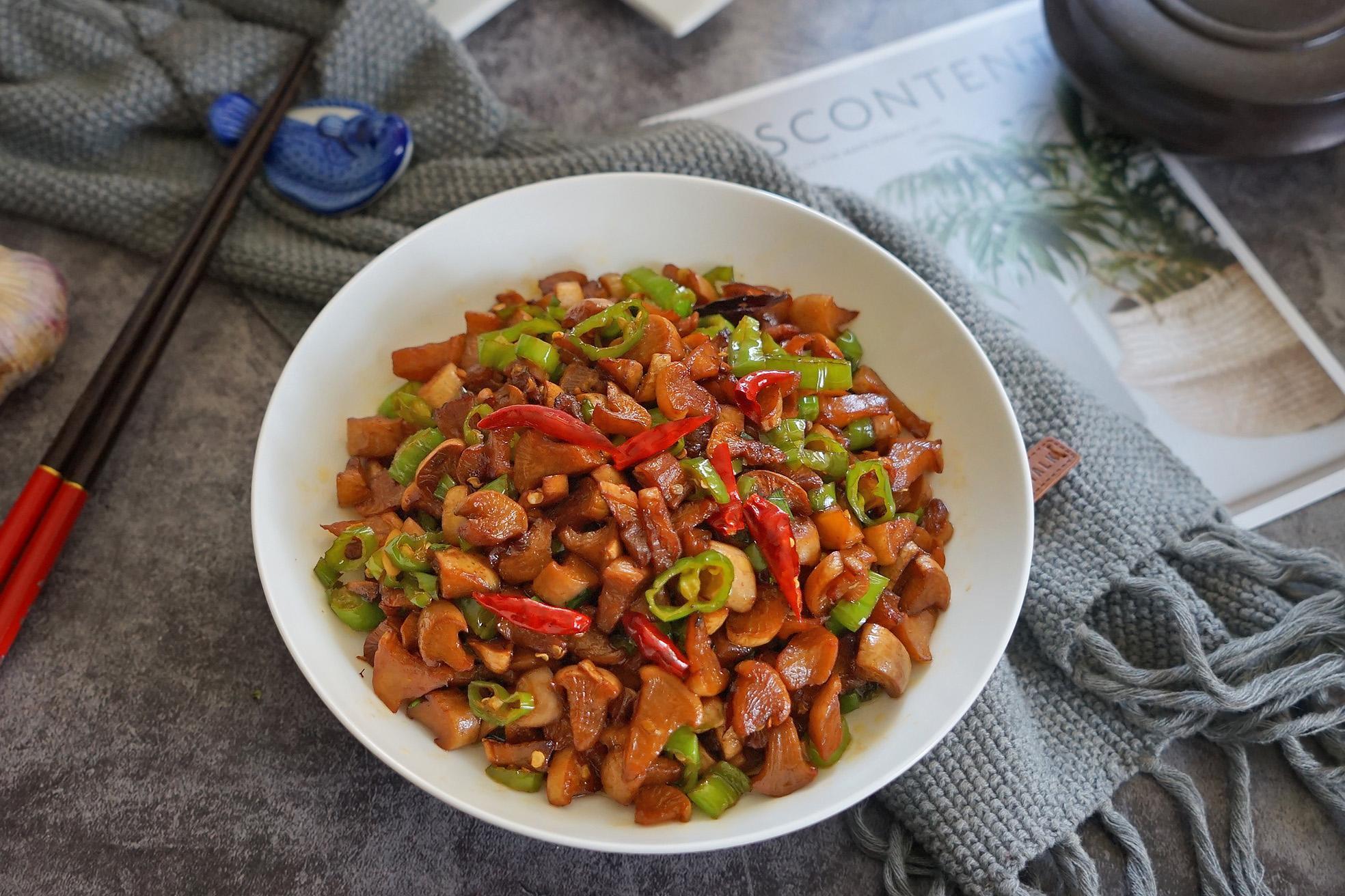 这种菜过去家家户户都有，配上辣椒炒一炒太下饭了，给肉都不换