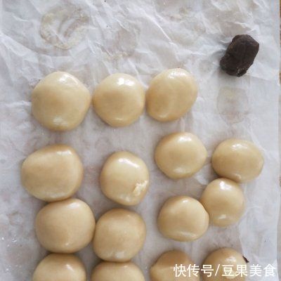 月饼|简单快手又下饭的豆沙馅广式月饼，吃起来那叫一个香