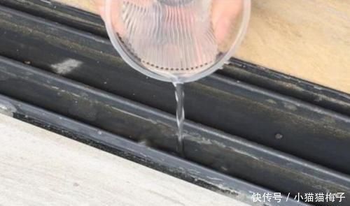 婆婆教一招不管窗户缝多脏,只需一张纸,立马干净如新,不费劲